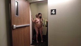 拉丁裔酒店女佣被抓到...