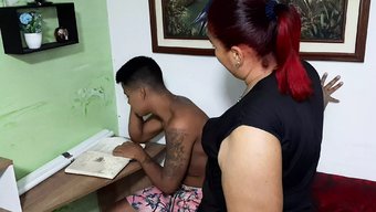 年长的女人在私人教室里口交