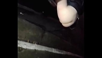 业余妻子在公共场合被...