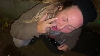 跨种族妈妈在街上接受射精