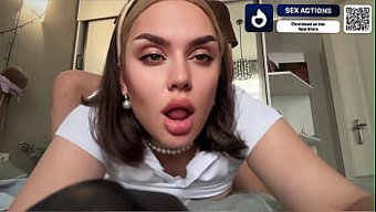 老板和女佣参与角色扮...