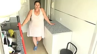 肥胖的妈妈在热辣的邂...