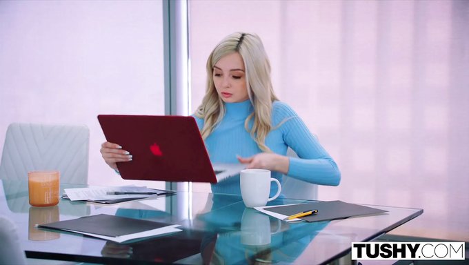 Lexi Lore的肛交游戏导致了与同事的工作遭遇