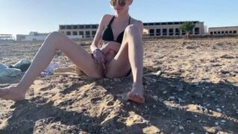 瘦弱的18岁金发女郎...