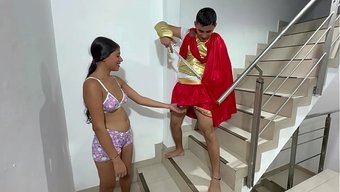 继子帮助继母解决她的...