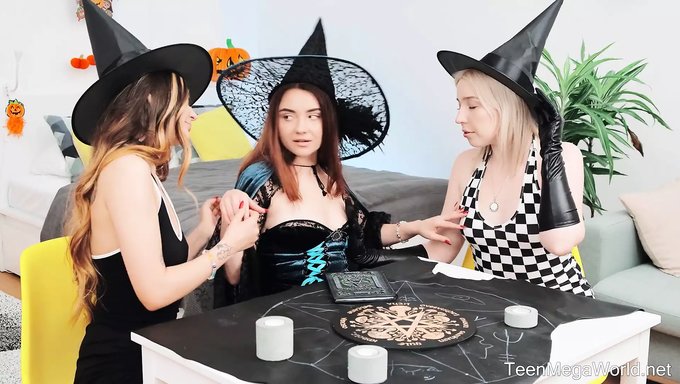 舔和吸:青少年超级世界的热辣女同性恋动作