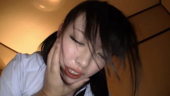 亚洲少女在铁杆视频中口交