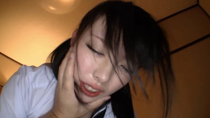 亚洲少女在铁杆视频中口交