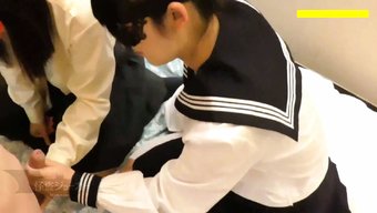 日本学生在宿舍房间里...
