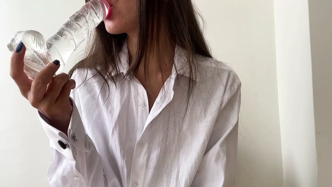 双性恋少女用假阳具自慰并吞下整个阴茎