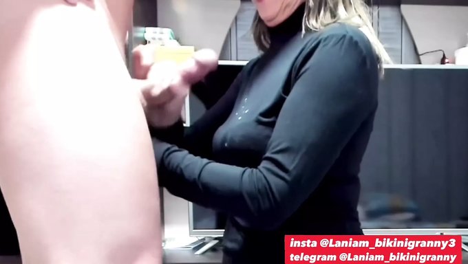 成熟的继母给她的继子手淫和口交