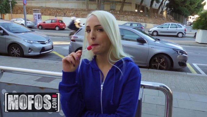 Liz Rainbow的公共接送变成了一场热辣的三人行