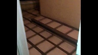 酒店房间与大奶妻子和...