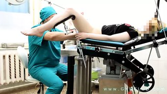金发女人在医生的帮助...
