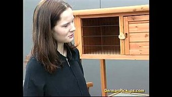 少女在公共场合被接去肛交