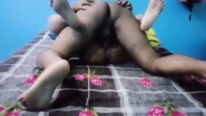 Desi Bhabhi的隐藏摄像头性爱视频。