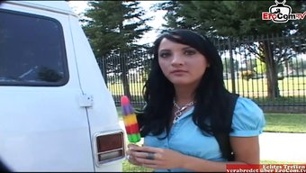 小胸黑发少女被接上车并被操
