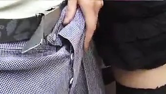 欧洲熟女在三人行中变得淘气