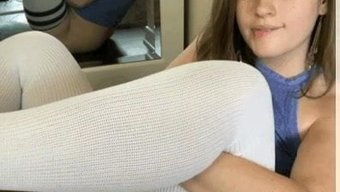美国女孩穿着丝袜:自慰视频