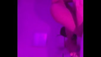 成熟的学生沉迷于独自玩耍