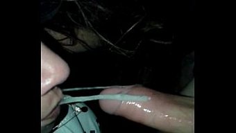 深喉射精在热辣的口交中