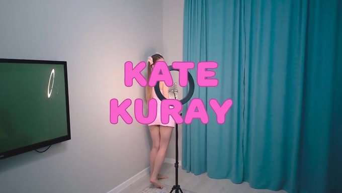 18岁的kate Kuray在热辣的铁杆场景中被操
