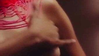 大自然的乳房和乳头:...