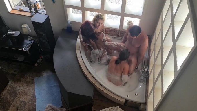 三个肥皂女轮流在跨种族的遭遇中进行站立狗式姿势。