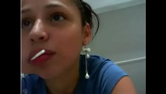 拉丁裔独奏女孩在网络...