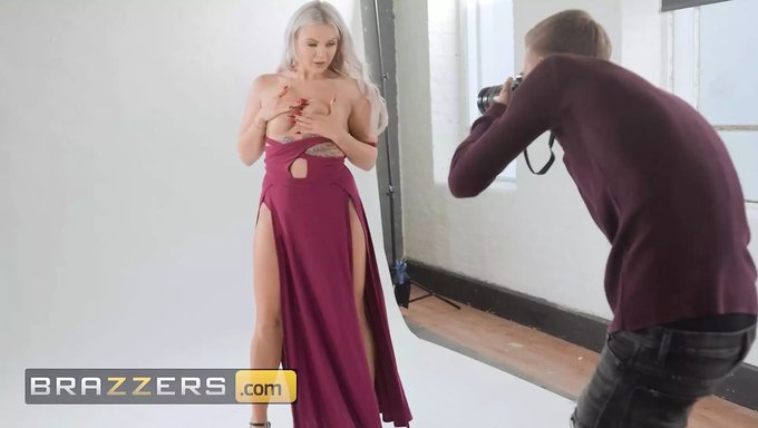Lana Rose的亲密照片拍摄变得意外,因为她脱衣服并给danny手淫