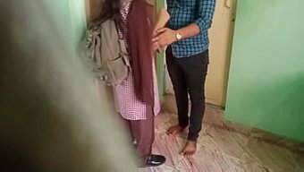印度家庭主妇在诱人的...