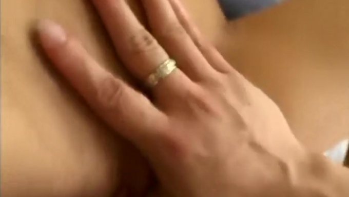 兴奋的金发女郎在pov中接受精液