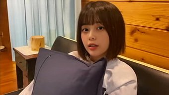 亚洲可爱的女孩满足了...