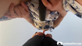 户外独自玩弄性玩具和...