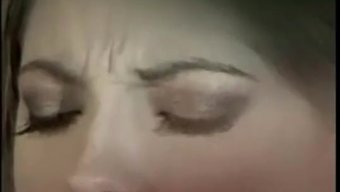 金发和棕发的美女在被...