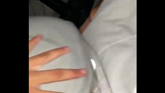 一个穿着短裙没有内裤...