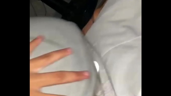 一个穿着短裙没有内裤的淘气年轻女人来勾引我,她甚至在棍子上摇了摇屁股,一切都结束了。