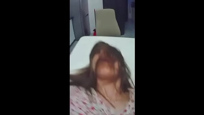 火辣人妻偷情被隐藏摄像头撞见,还一边出轨偷吃老公