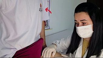 拉丁护士向一个有顽固勃起问题的大学男孩咨询