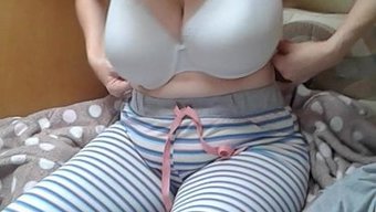 大胸妻子的亲密时刻,...