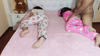 拉丁裔青少年双胞胎在...