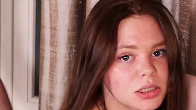 学生emily Ratakovski享受着与阴茎的狂野性爱。