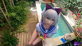 观看角色扮演的棕发女...