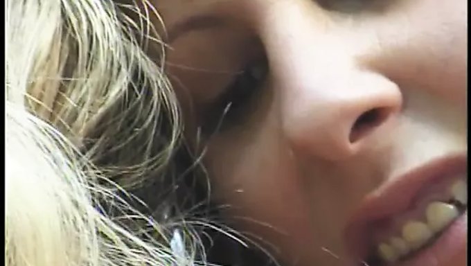 大自然的乳房和金发美女在狂野的拳交和舔阴会话中
