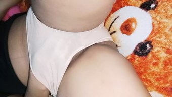 女性高潮和偷窥视频中...