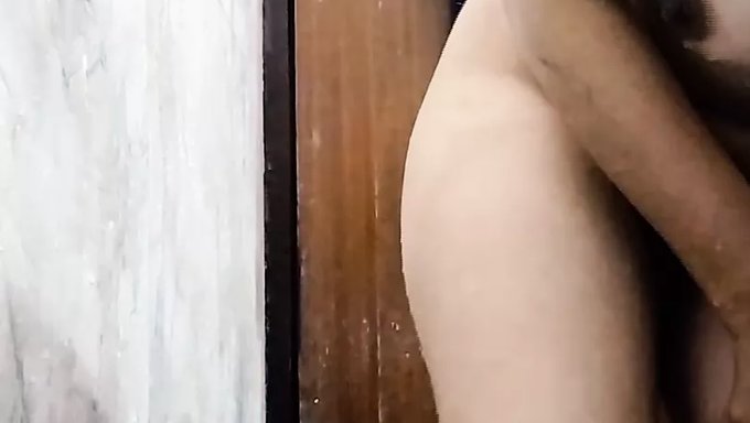 肮脏的印度视频,与18岁的女孩拳交和双重插入