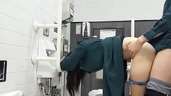 一对夫妇在宿舍里进行...