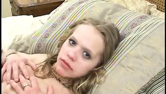 年轻的金发女郎被经验...