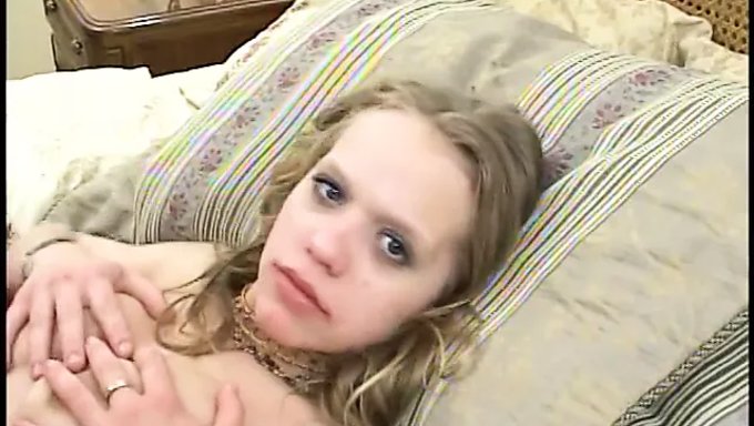 年轻的金发女郎被经验丰富的情人舔和操她的阴部