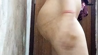 印度女孩在业余视频中...